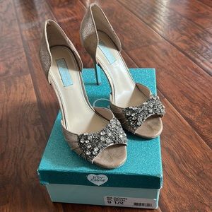 Betsy Johnson beige/gold heels